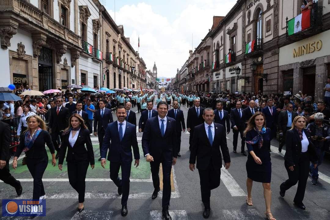 El presidente Alfonso Martínez Alcázar encabezó desfile cívico por la Independencia de México 