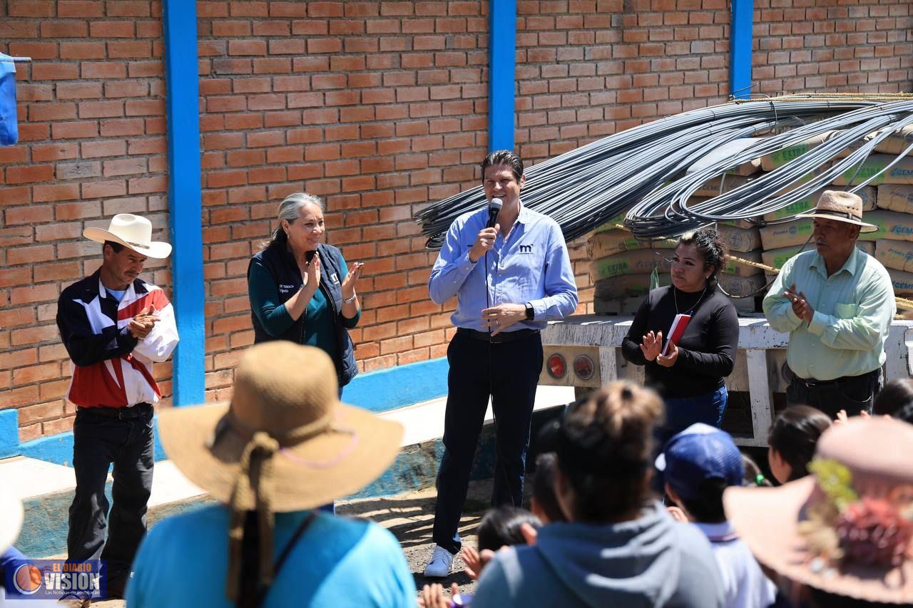 Entrega Alfonso Martínez material para la construcción en comunidades de Tiripetío