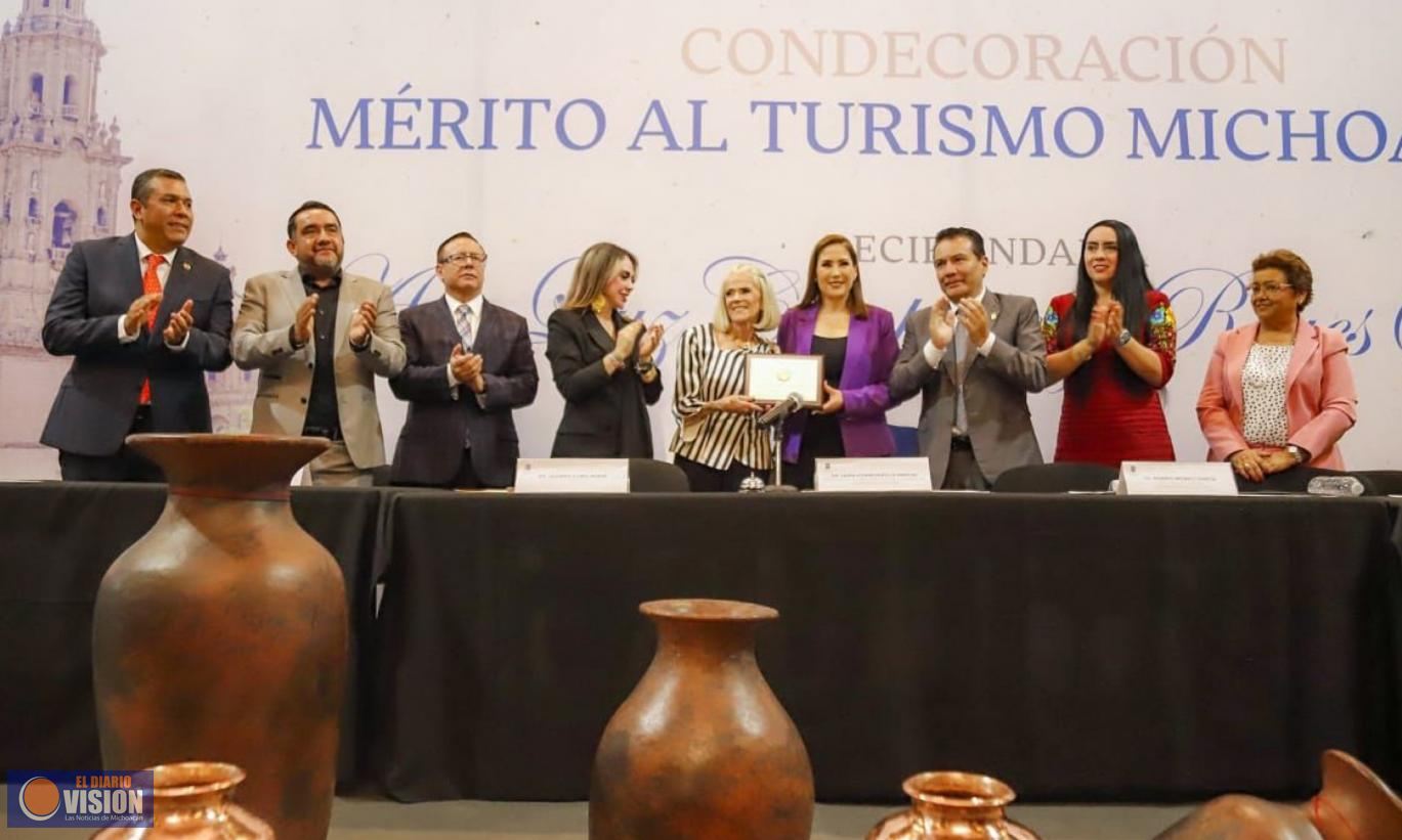 Para Ana Luz Compeán, Condecoración Mérito al Turismo Michoacano 2023