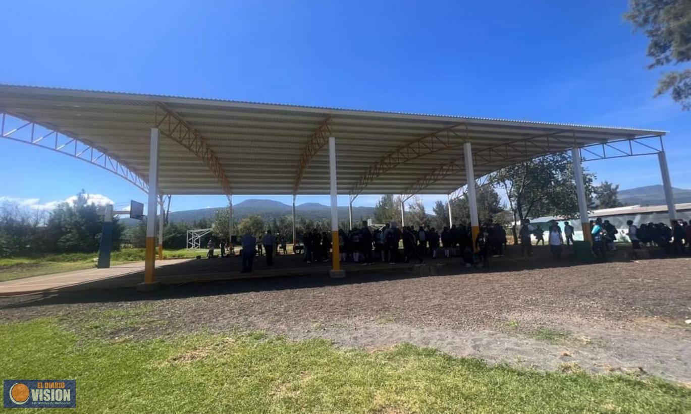 El presidente municipal de Zacapu inaugura techumbre en CBTA 237 de Tirindaro