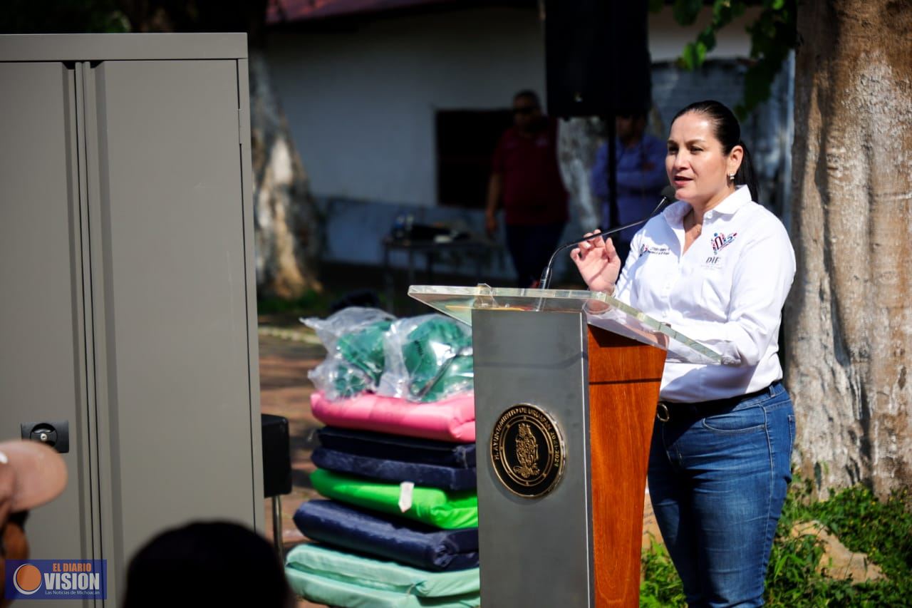 Yadira Ramírez Mora entrega insumos en Jucutacato