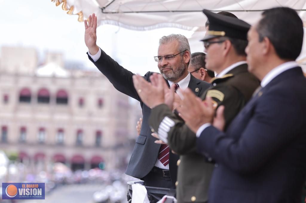 Miles disfrutan desfile cívico militar con motivo del natalicio de Morelos