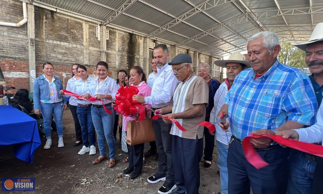 Un compromiso más cumplido, León Balbanera inaugura techumbre en salón Barrios Unidos 