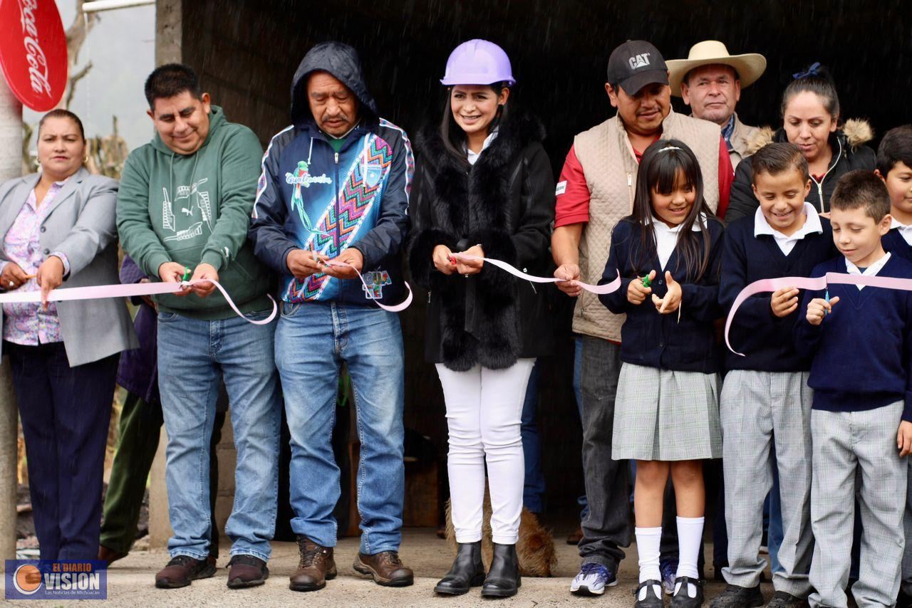 Inaugura Araceli Saucedo  pavimentación de la calle sin nombre de la localidad Paso del Muerto