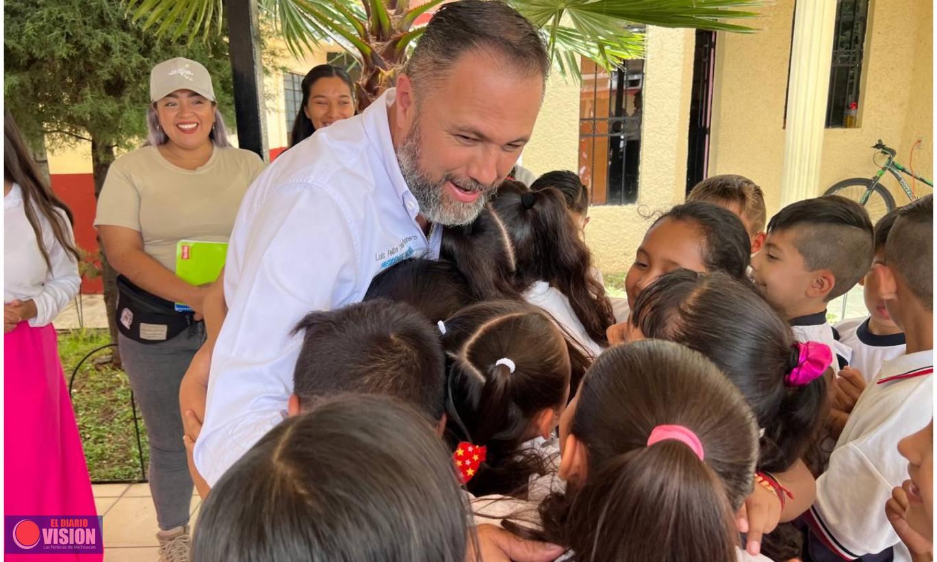 Entrega Alcalde León Balbanera pintura a Primaria Benito Juárez de Zacapu