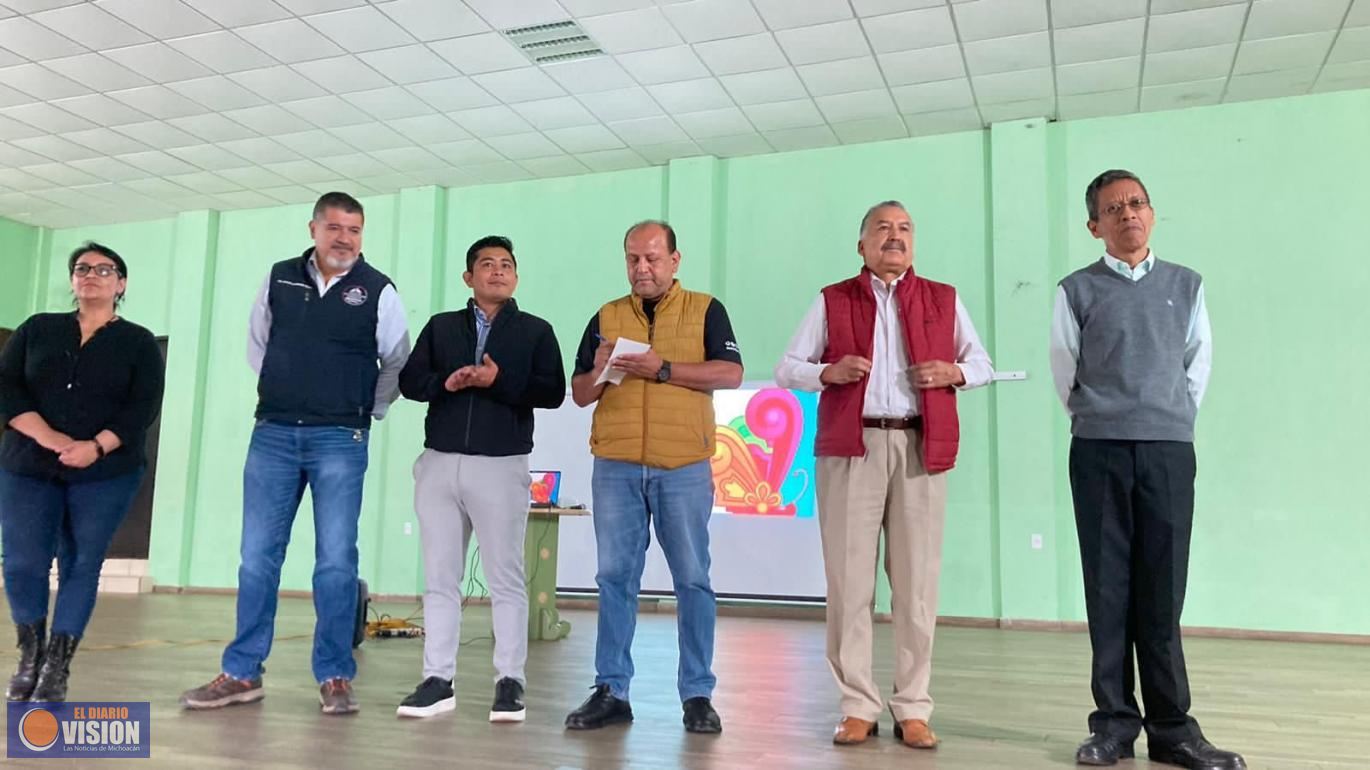 Va Ayuntamiento de Pátzcuaro por capacitación permanente a sectores productivos