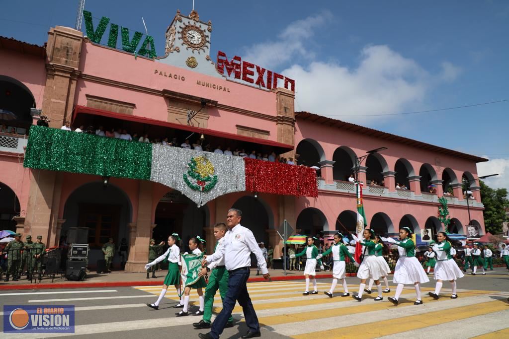 Más de 5 mil 500 docentes y alumnos engalanan desfile de Apatzingán