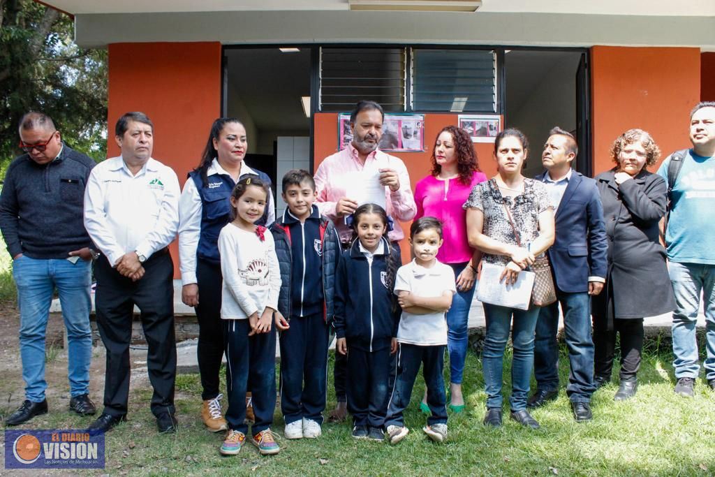 Inaugura Julio Arreola rehabilitación de baños en Escuela Primaría de Huecorio