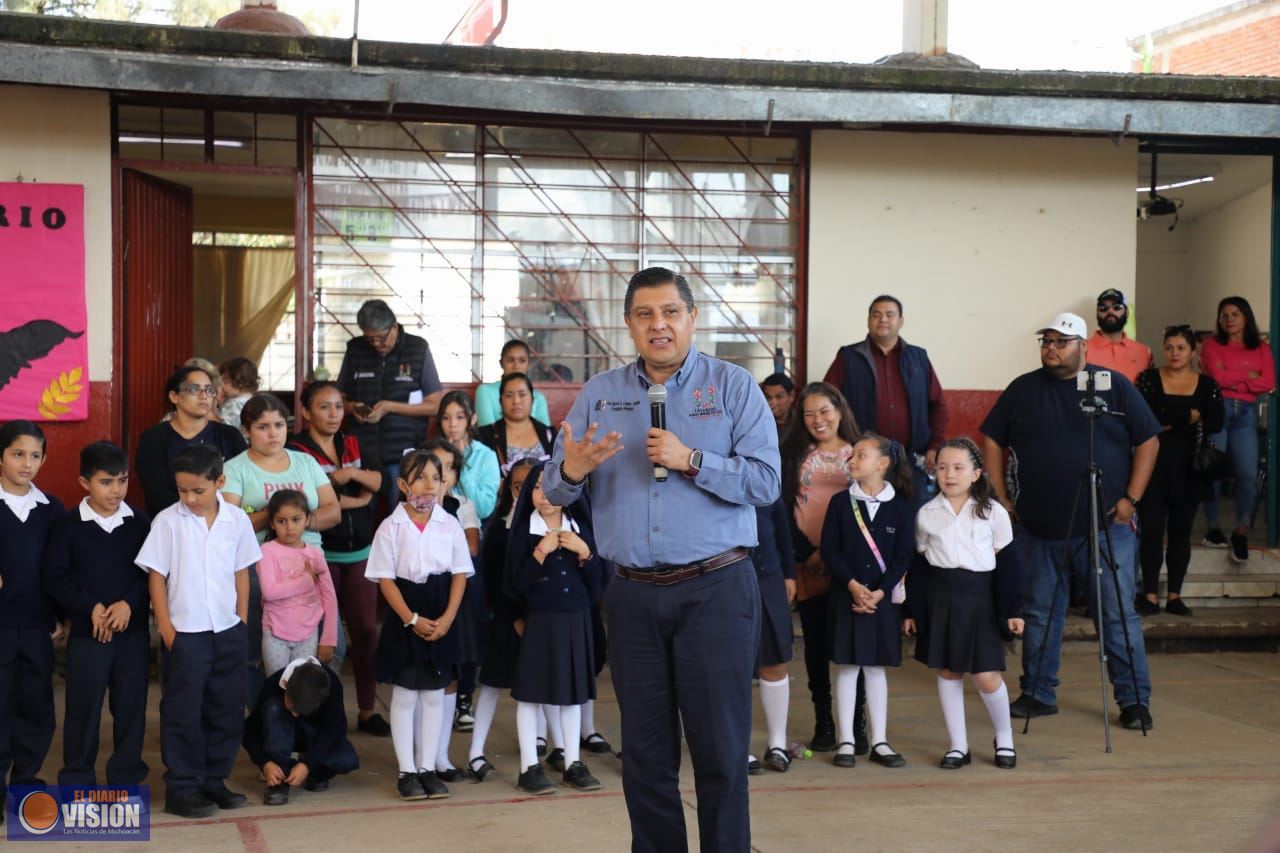 Entrega Nacho Campos módulo de sanitarios en primaria Francisco Villa