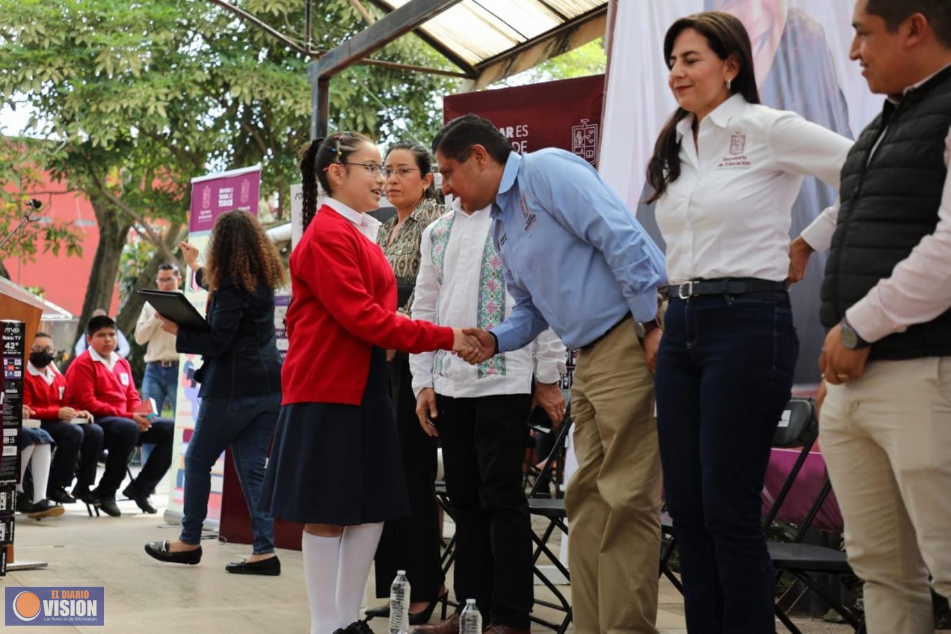 Entregan Nacho Campos y Gaby Molina equipamiento a planteles de Uruapan