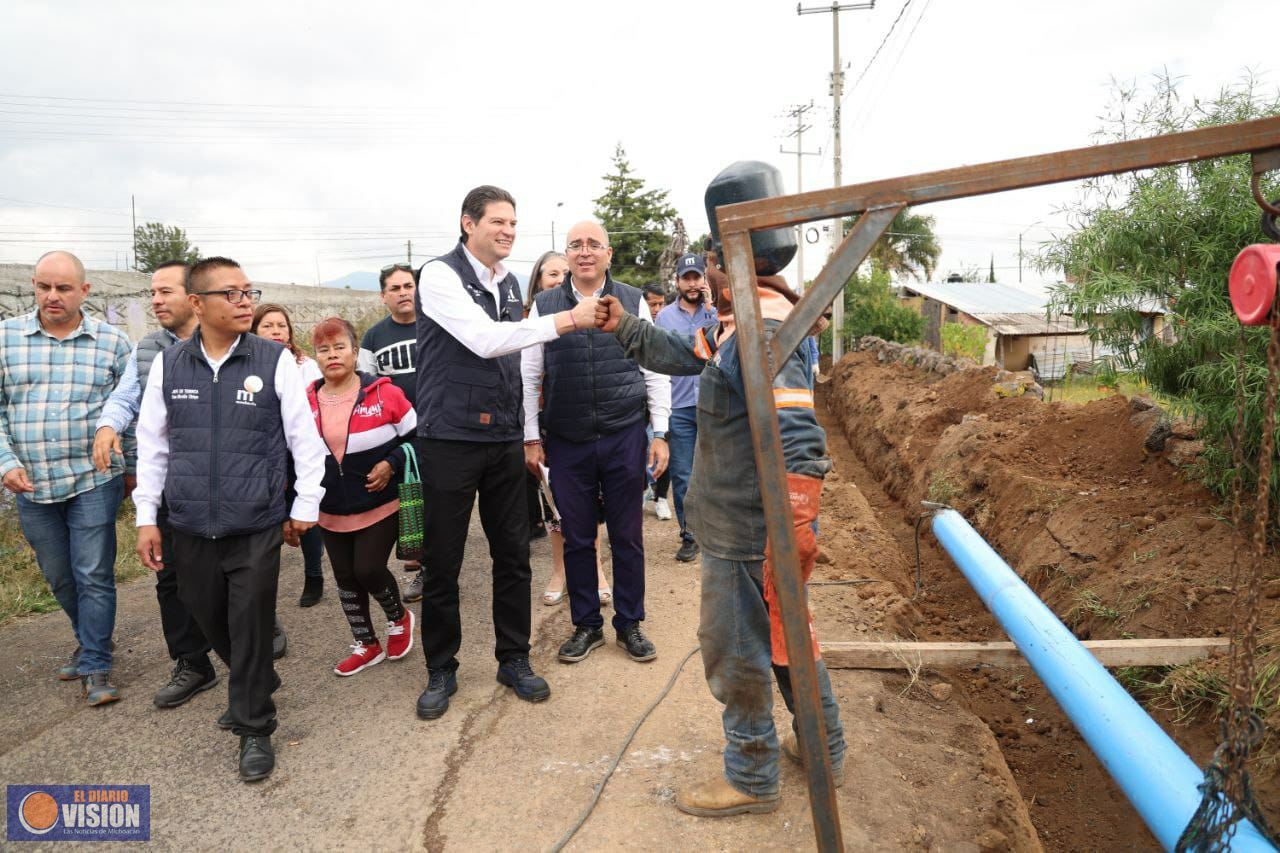 Supervisa Alfonso Martínez construcción de red de agua potable en San Nicolás Obispo