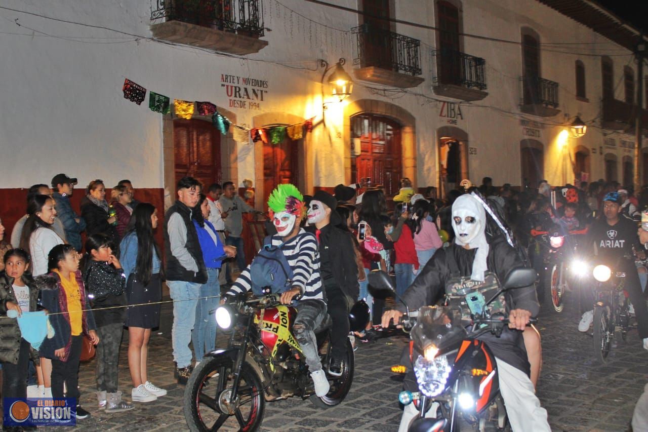 Rugen los motores,  durante la rodada del terror en Pátzcuaro por la Noche de Ánimas 