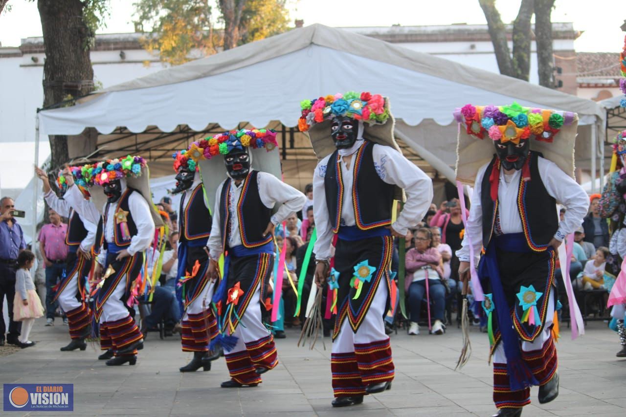 Pátzcuaro recibe la celebración de Noche de Ánimas con las calles llenas de Turistas y visitantes 