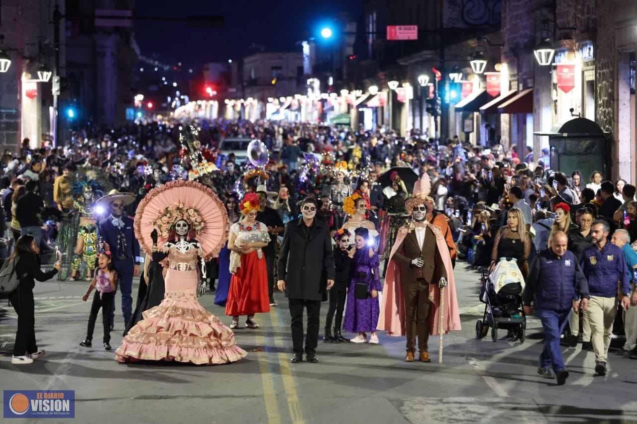 Desfile de Catrinas y Catrines reúne a decenas de miles de personas en el corazón de Morelia