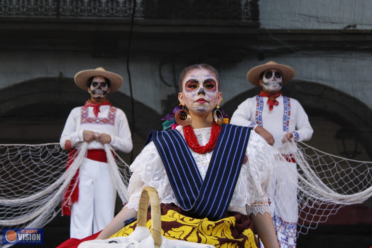 Pátzcuaro enamora a visitantes con sus presentaciones artísticas de Noche de Ánimas