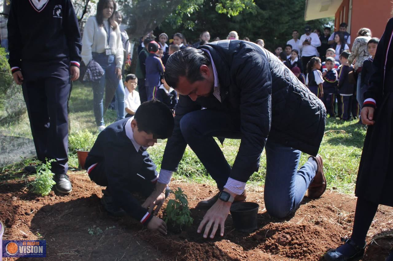 Agradecen habitantes de Santiago Undameo a Alfonso Martínez por creación de Huerto Comunitario