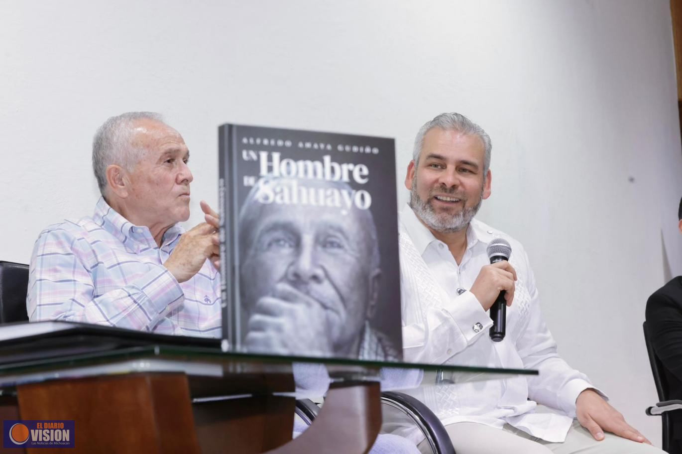 Asiste Bedolla a presentación del libro Un hombre de Sahuayo