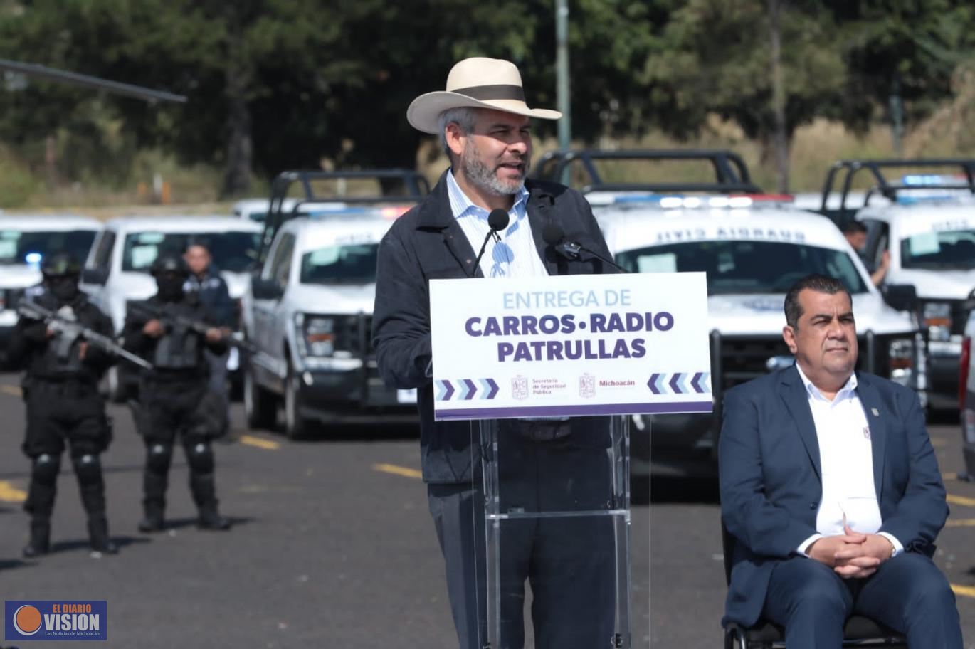 Refrenda Bedolla compromiso con la seguridad; entrega 116 patrullas*