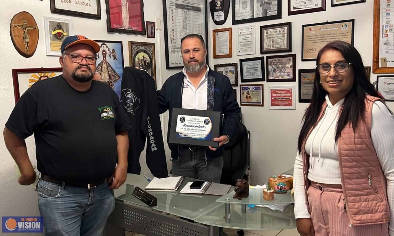 Club de Motociclistas entregan reconocimiento a alcalde León Balbanera por su apoyo