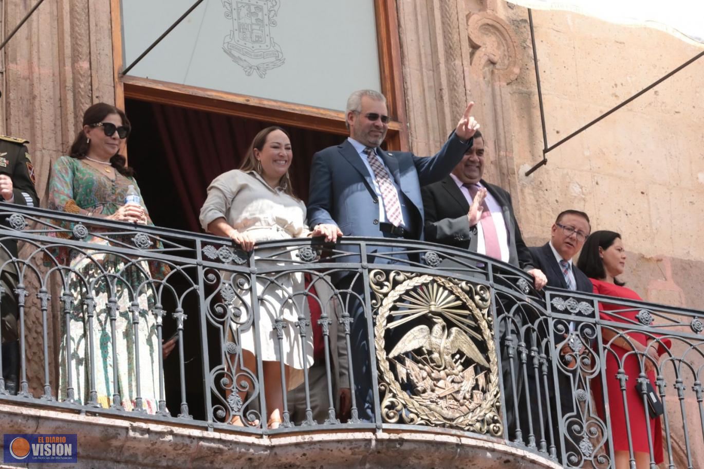 Bedolla y miles de michoacanos disfrutan desfile por el 113 Aniversario de la Revolución