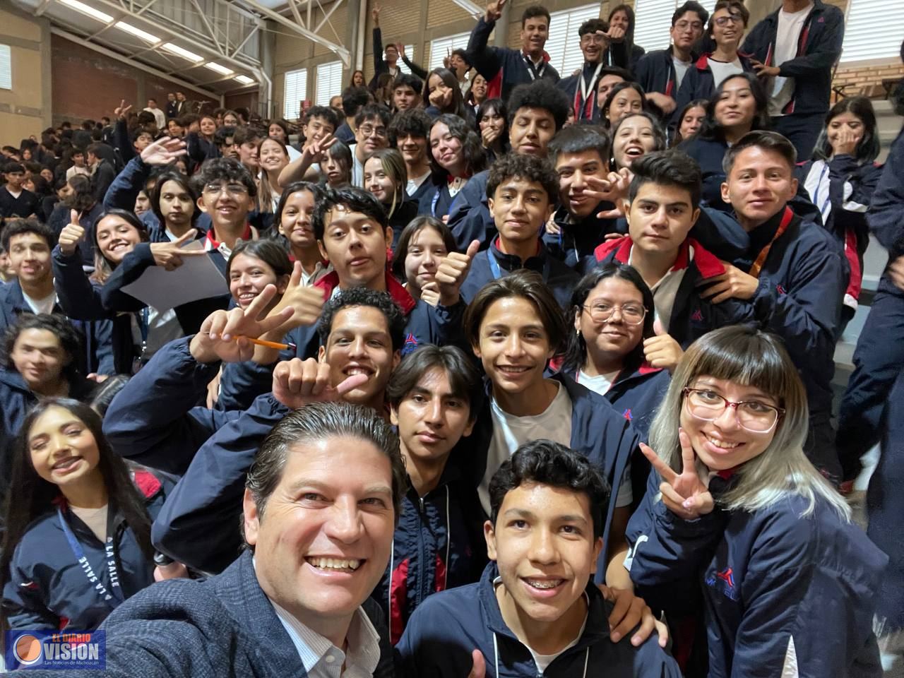 Jóvenes Lasallistas brindan calurosa bienvenida a Alfonso Martínez