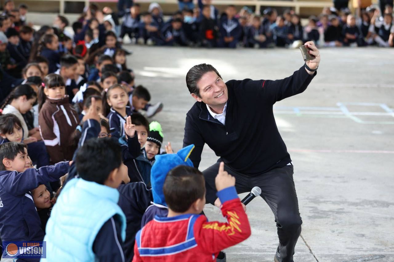 Llama Alfonso Martínez a estudiantes de primaria a nunca perder la curiosidad