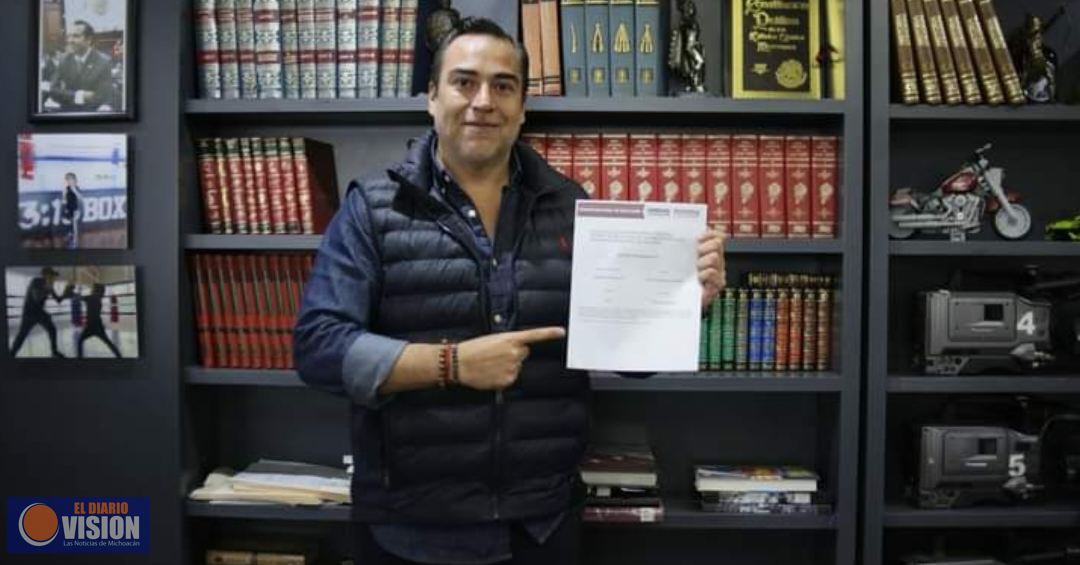 Marco Trejo Pureco se registra como aspirante de Morena a la presidencia municipal de Uruapan. 