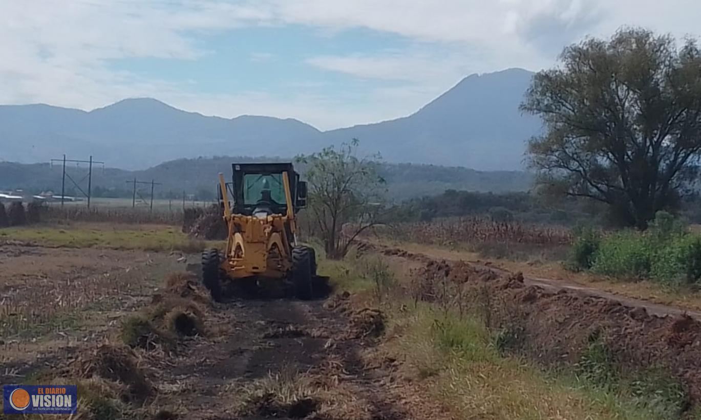 Gobierno De Zacapu, limpia caminos saca cosechas en la Comunidad de La Virgen