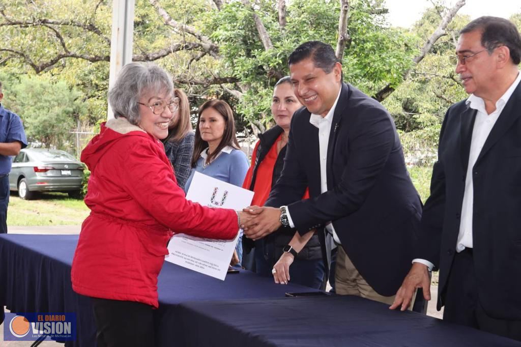 Nacho Campos hace realidad escrituración a 127 familias del Fovissste El Mirador