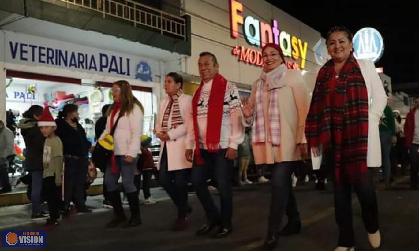 Disfrutan cientos de familias, un gran desfile navideño por las principales calles de Zacapu