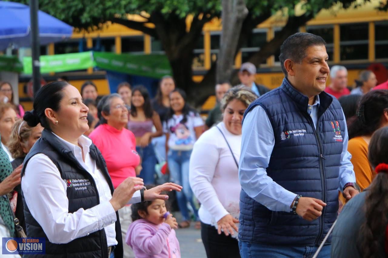 Gran ambiente se vivió durante el Baile de Salón en Familia 