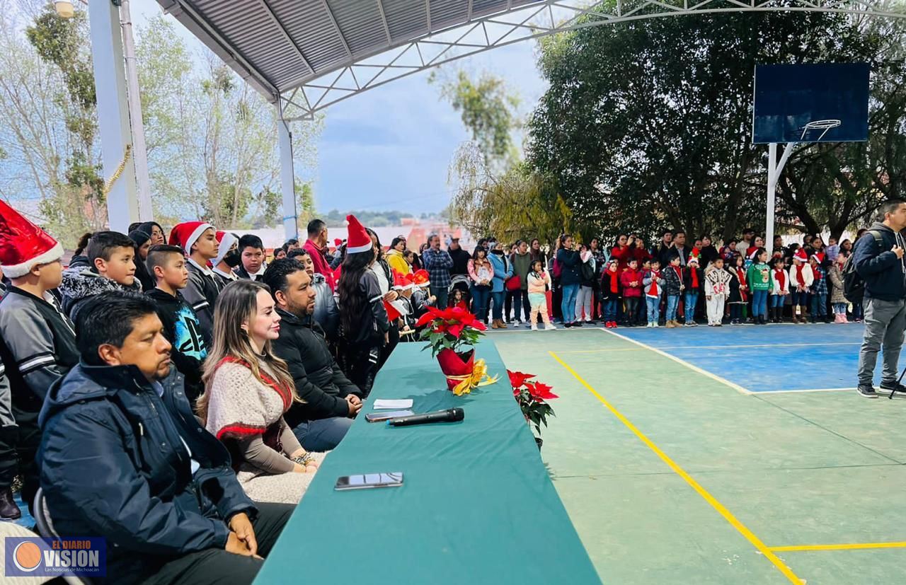 Samanta Flores cumple inaugurando aula durante emotiva posada navideña de Primaria Itzihuapa.