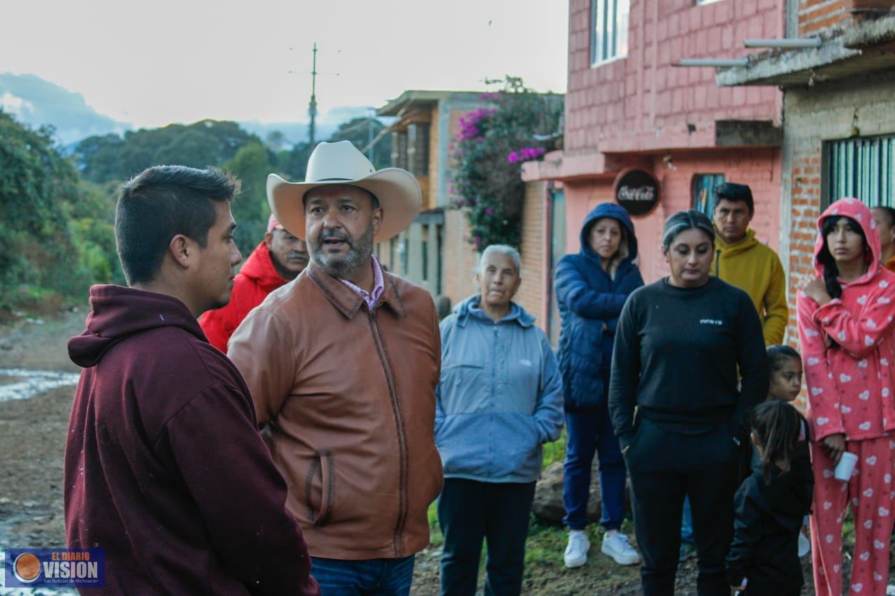 El edil Julio Arreola visitó colonias de Pátzcuaro para escuchar necesidades y atenderlas