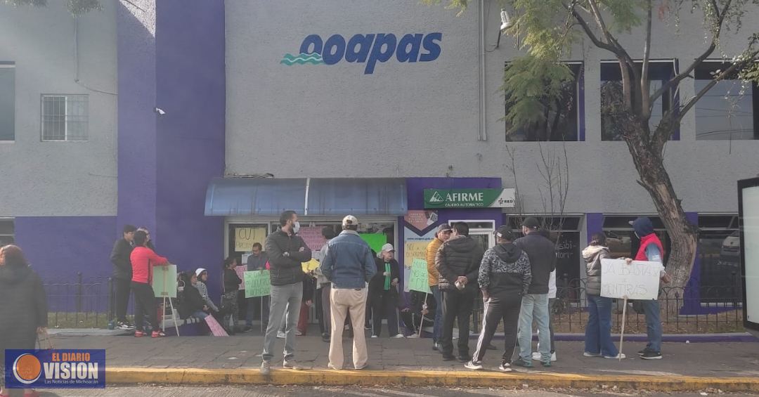 Integrantes del SIDEOOAPAS, se manifiestan en las oficinas centrales del OOAPAS