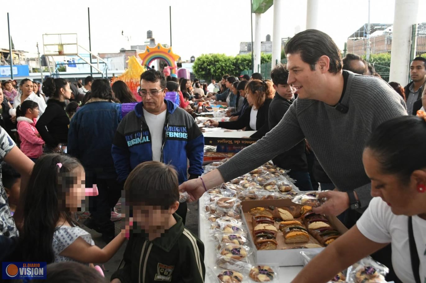 Celebra Alfonso Martínez, Día de Reyes con niñas y niños del Norte de Morelia