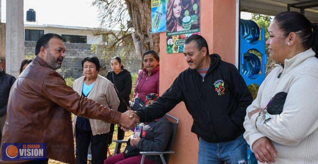 Entrega Julio Arreola luminarias en Llano de las Primaveras en Pátzcuaro