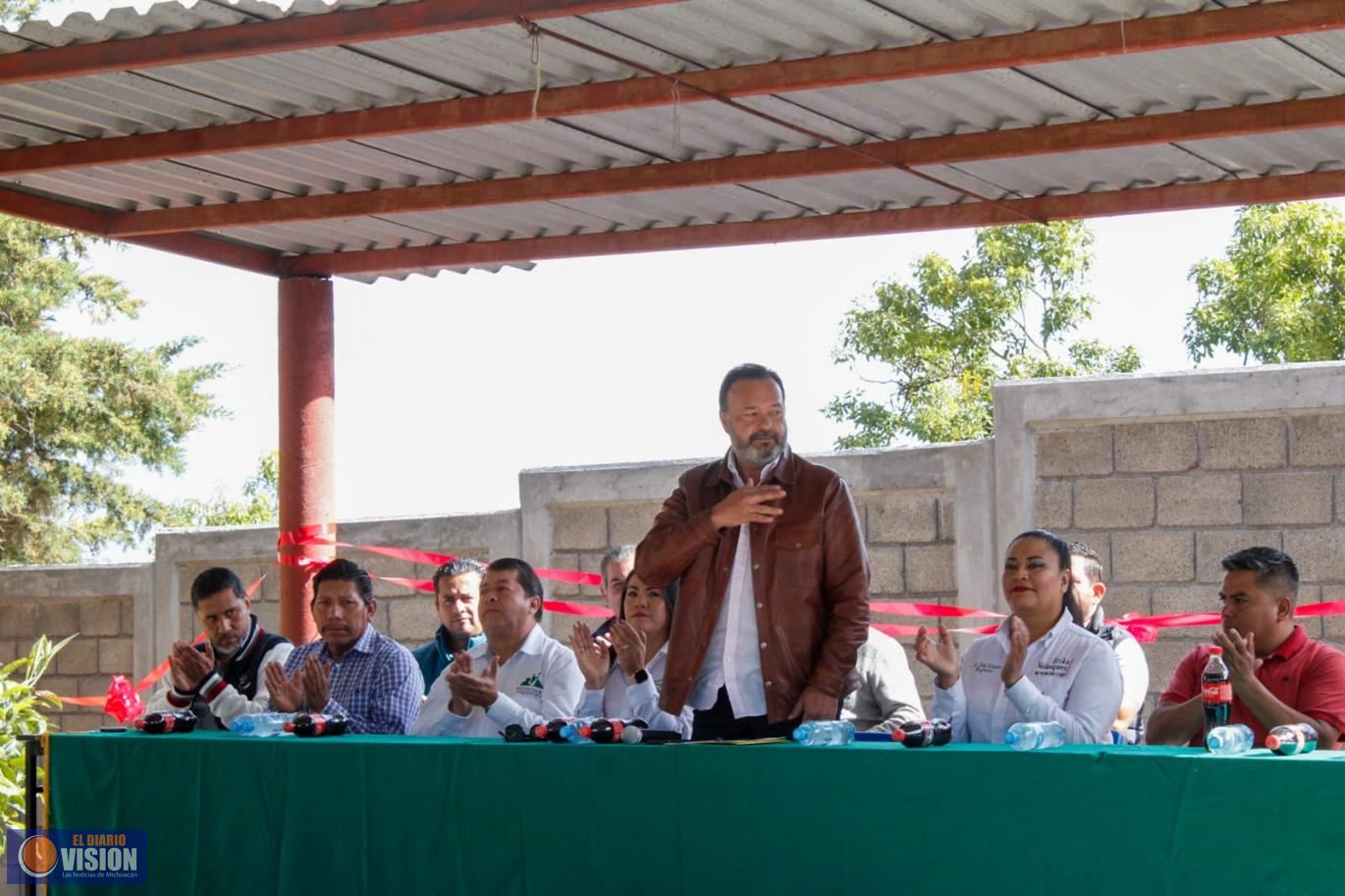 Inaugura Julio Arreola la Barda Perimetral en la Escuela Primaria Gildardo Magaña en Pátzcuaro 