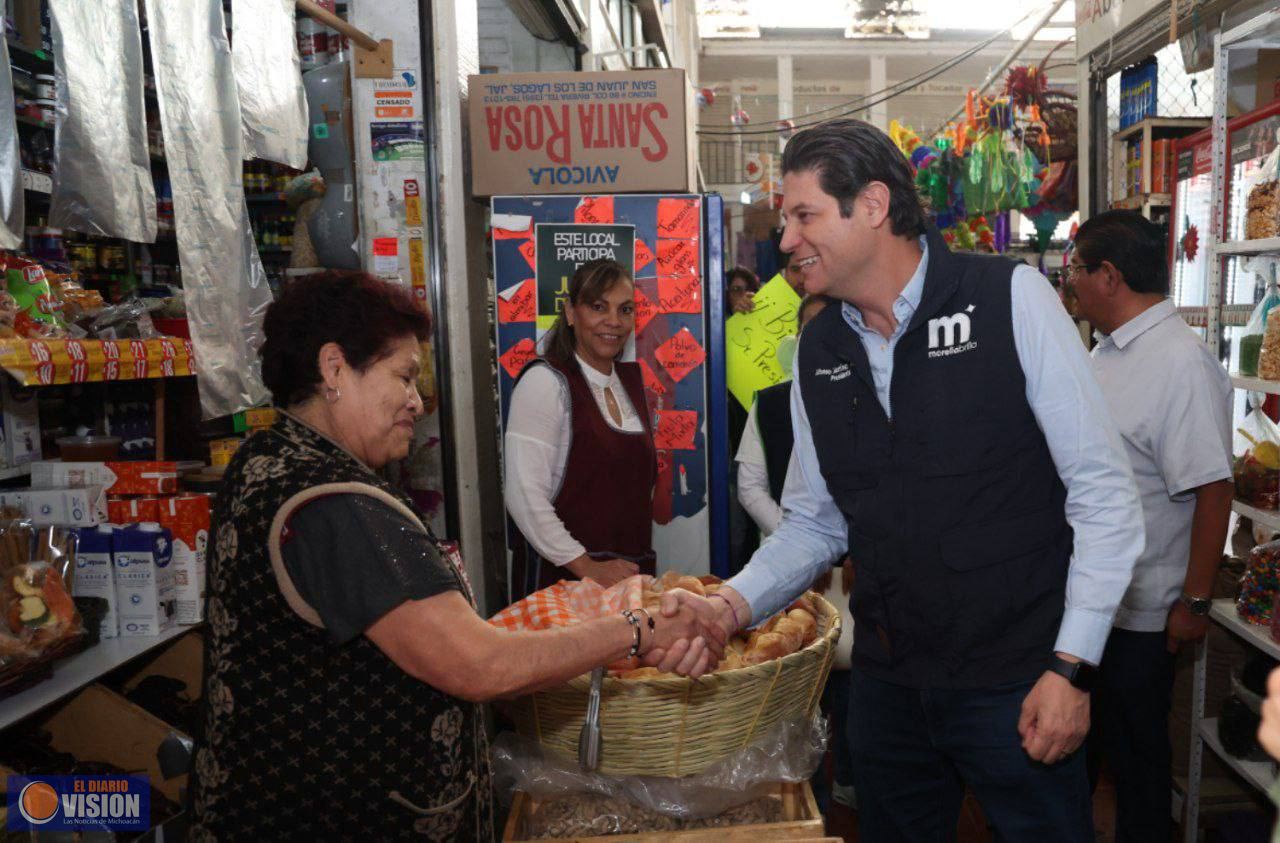 Alfonso Martínez, atiende necesidades del mercado Vasco de Quiroga