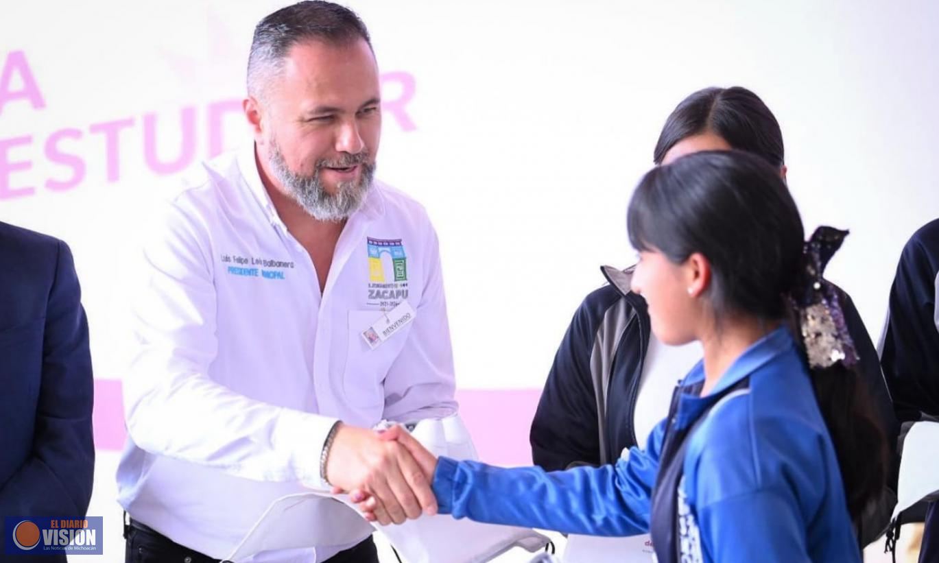 Entregó Luis Felipe León Balbanera tenis a estudiantes de secundarias por éxito educativo