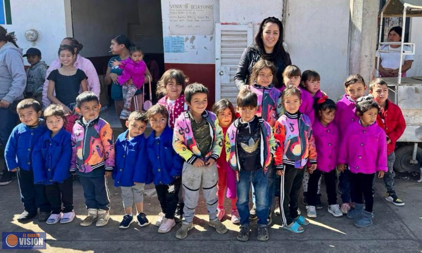 Entrega Abrigos y Chamarras Claudia Griselle Sanhua Pérez, a niños del Centro SEMAFORO