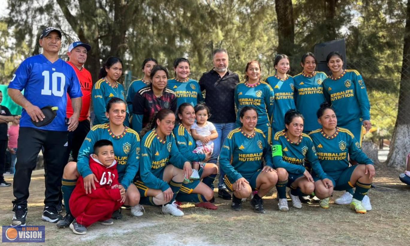 Alcalde León Balbanera entrega incentivos y reconocimientos a la Liga de Fútbol Femenil de Zacapu