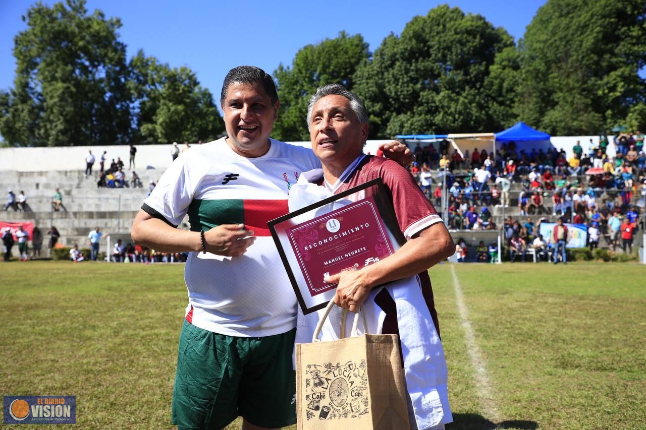 Gran fiesta futbolera en partido de Leyendas en Uruapan