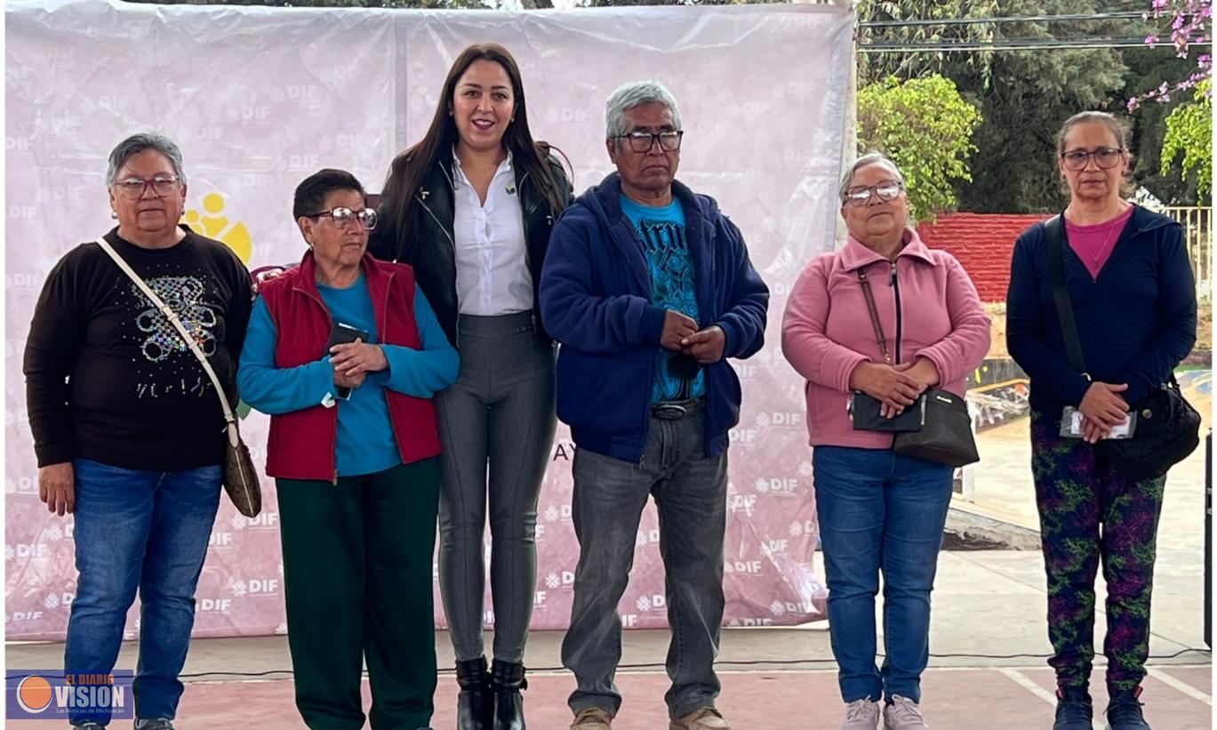 SDIF municipal de Zacapu entrega lentes y equipamiento a Adultos Mayores