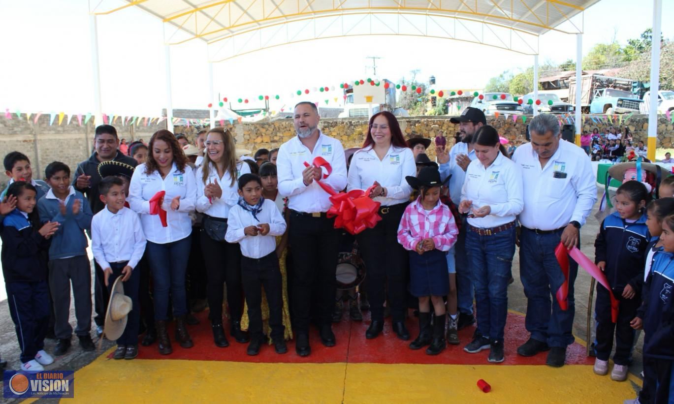 León Balbanera inaugura techumbre en la comunidad de Los Llanos en Primaria