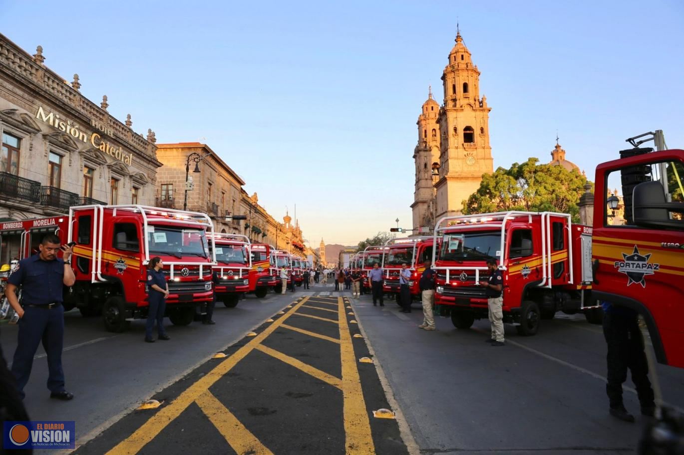 Encabeza Bedolla entrega histórica de equipamiento para bomberos por más 142 mdp