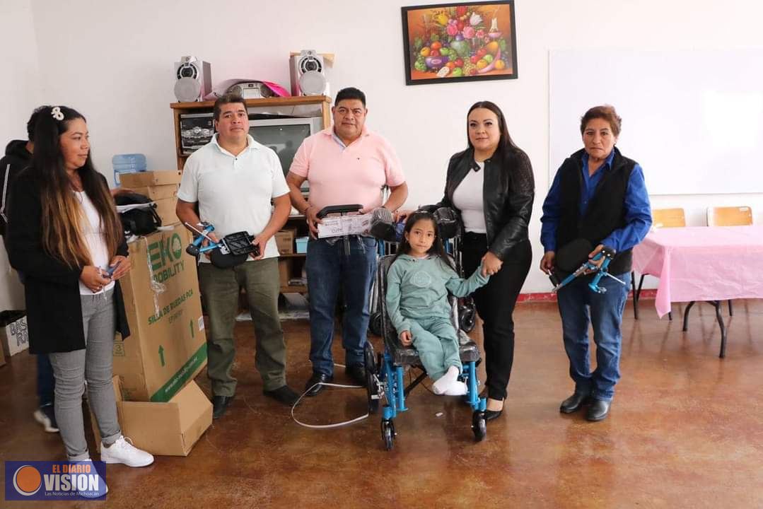 Entrega Luz María Velázquez Villicaña aparatos funcionales en Salvador Escalante