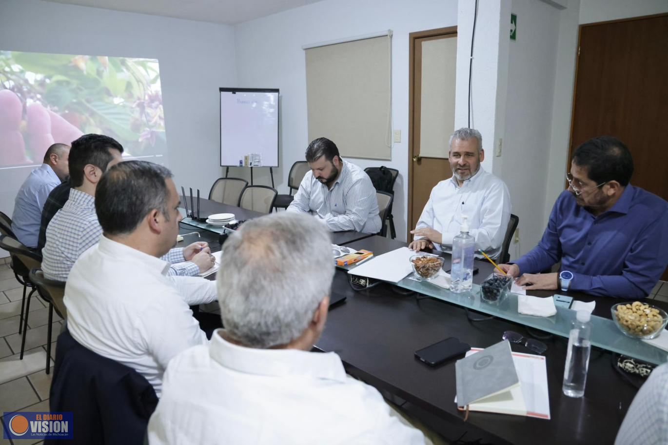 Bedolla y exportadores de berries, aliados por la formalización laboral de jornaleros