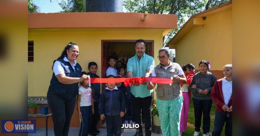 El Presidente Julio Arreola, inaugura obras en la Primaria Francisco J. Mújica 