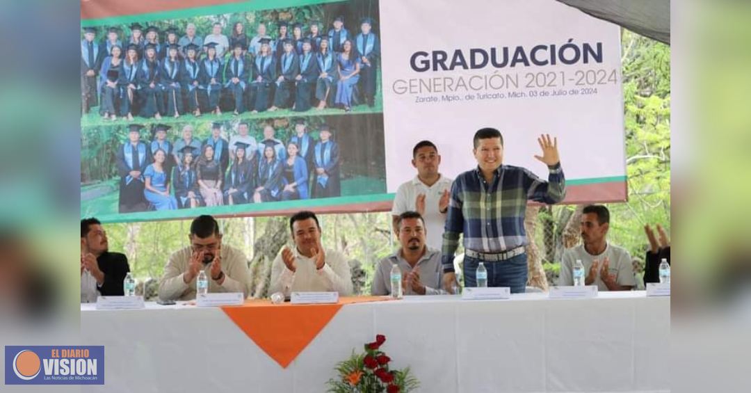 Vicente Gómez, diputado electo, asiste a graduación de alumnos Cecytem 03