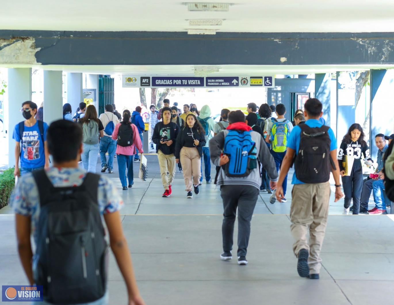 Listas y listos aspirantes a ingresar a la UMSNH, este viernes presentan examen de admisión